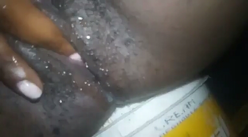 Umfazi oqhanyelwe uveza igolo wet pink pussy.